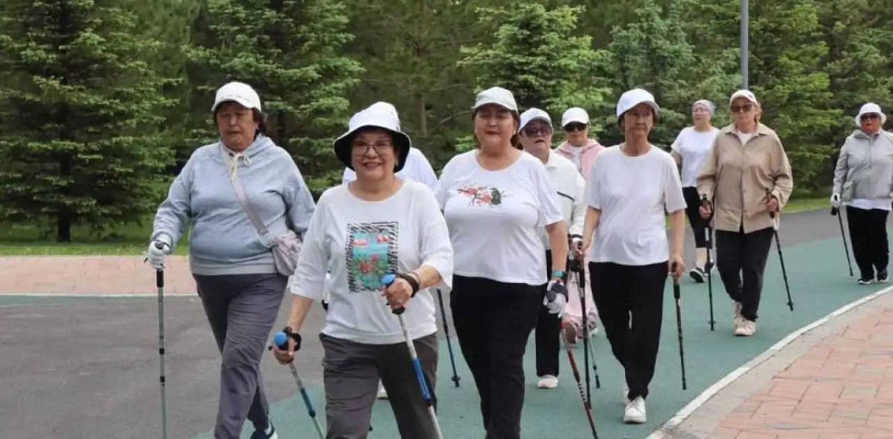 Астанада зейнеткерлерге арналған скандинавиялық жүрістің күзгі маусымы басталды