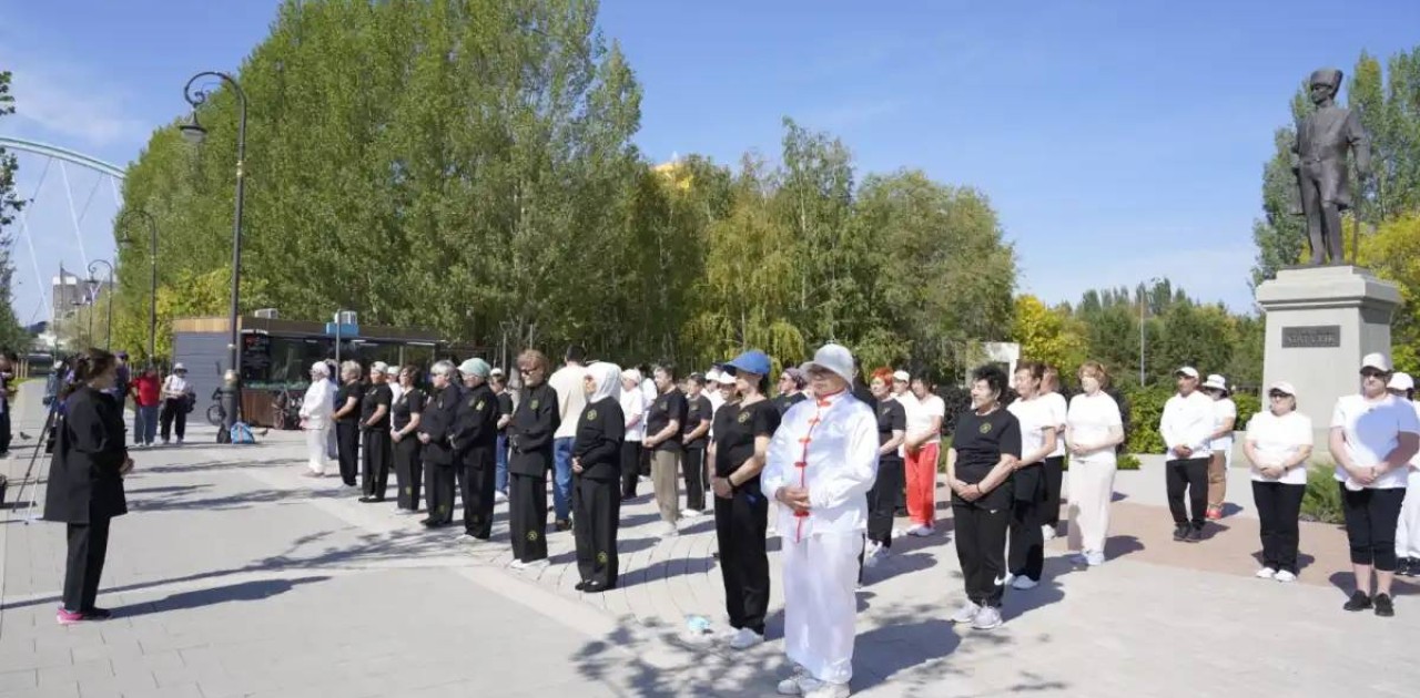 Астанадағы «Ататүрік» саябағында зейнеткерлер цигун жаттығуын жасады