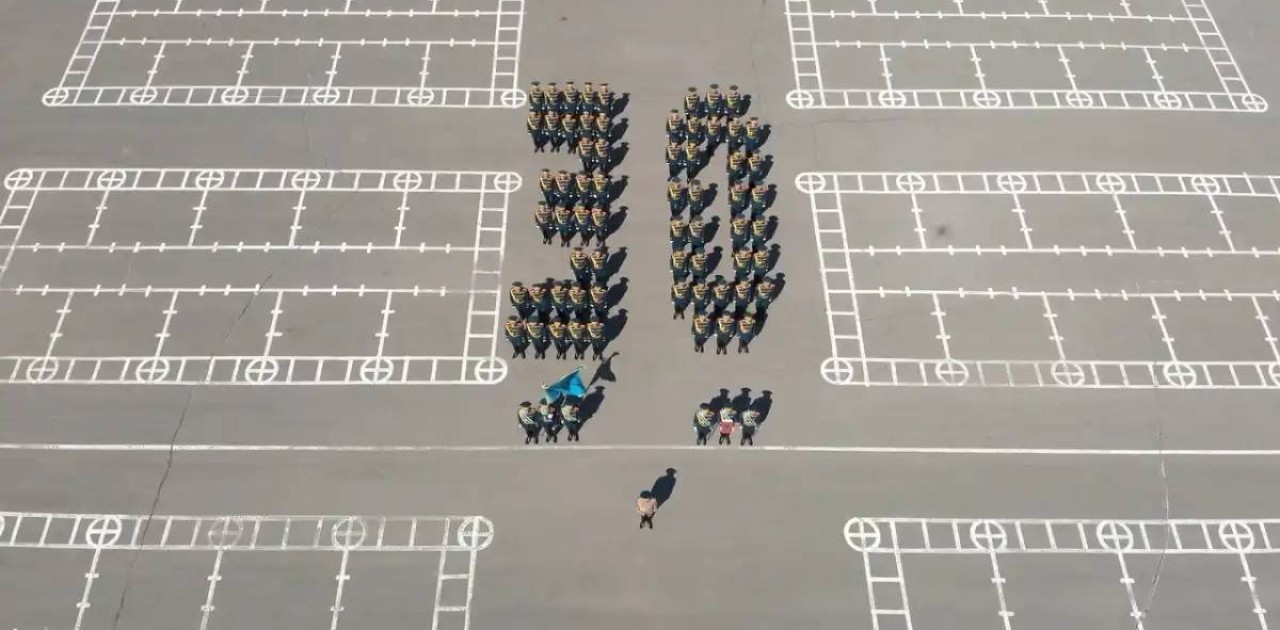 Ұлттық ұланның әскери қызметшілері «30» санын бейнелеп сап түзеді