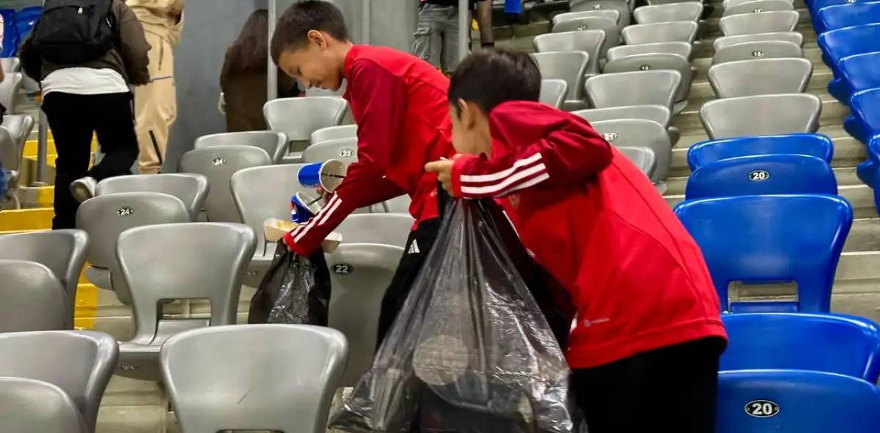 Елордалық дербиден кейін жас футболшылар стадионды тазалады