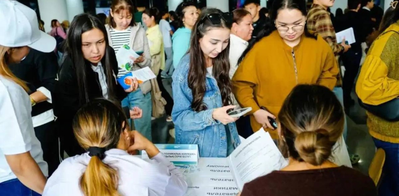 «Жастарға жұмыс»: Астанада өткен жәрмеңкеде 1000-нан астам бос орын ұсынылды