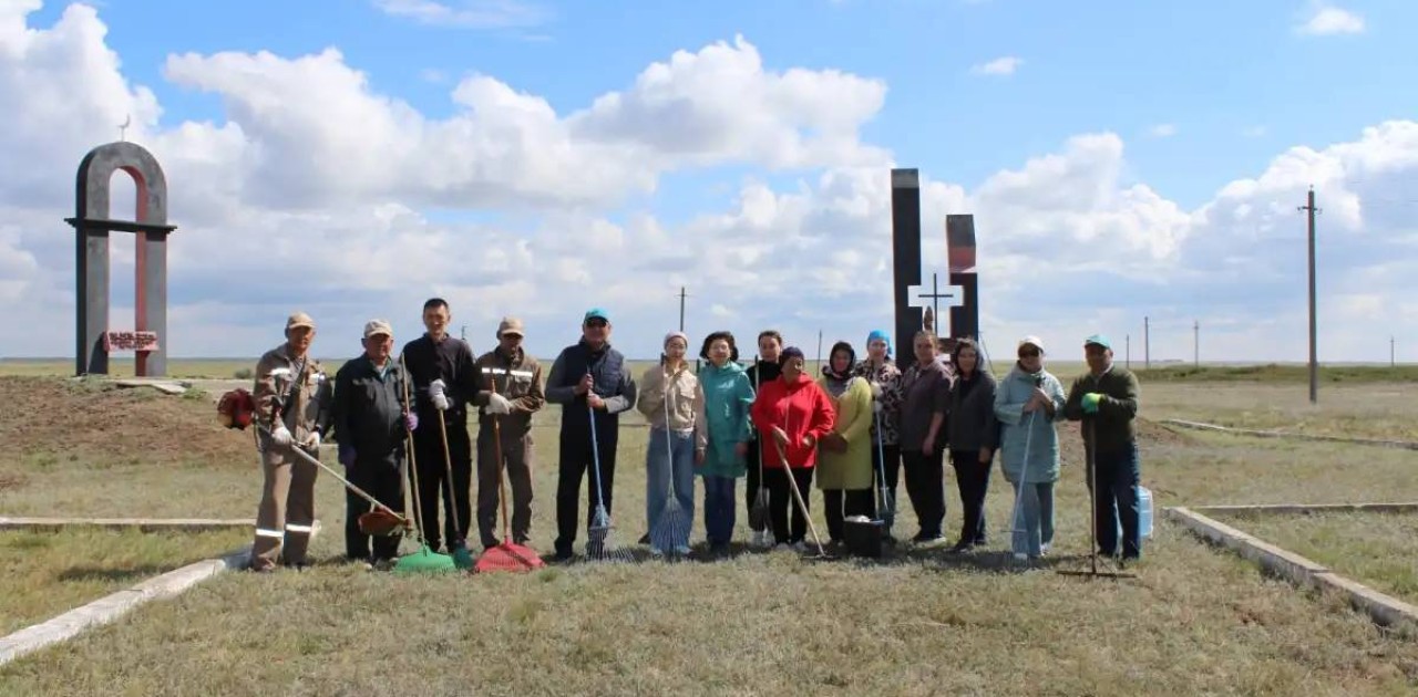 «Таза Қазақстан»: Астанада «АЛЖИР» тұтқындары жерленген жер қоқыстан тазартылды