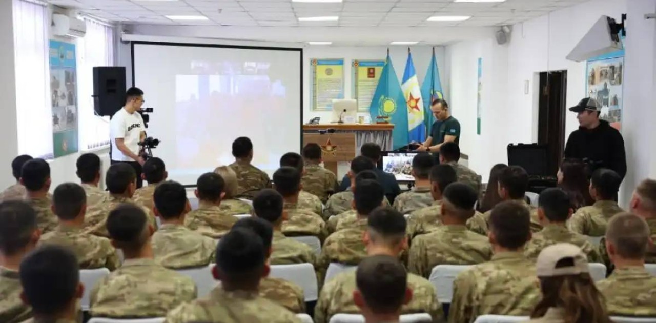 Әскердегі сарбаздар мектептегі ұстаздары және оқушылармен тілдесті