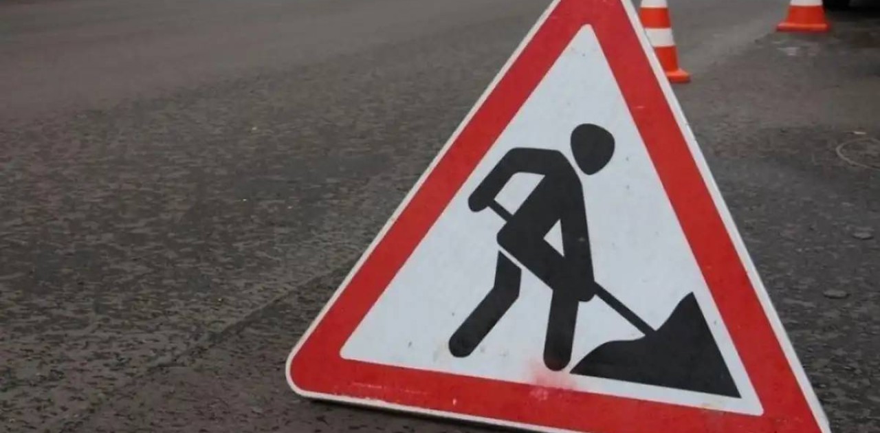 «Бір адам қайтыс болды»: Елордада жол жөндеп жүрген екі адамды көлік қағып кетті