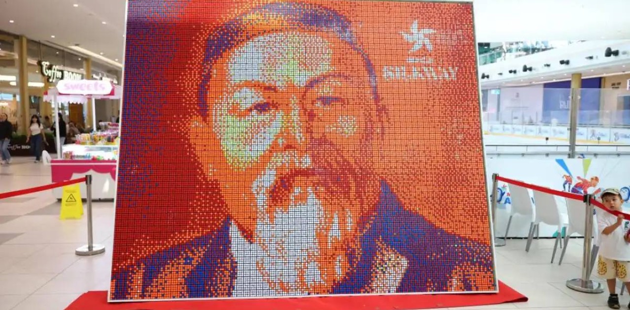 Астанада 3 мың Рубик текшесінен Абайдың алып портреті жасалды