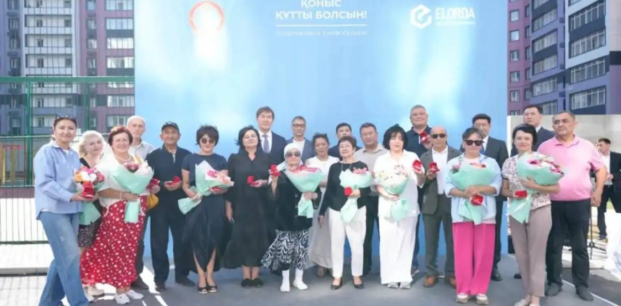 Елордада 200-ге жуық үлескер пәтер кілтін алды