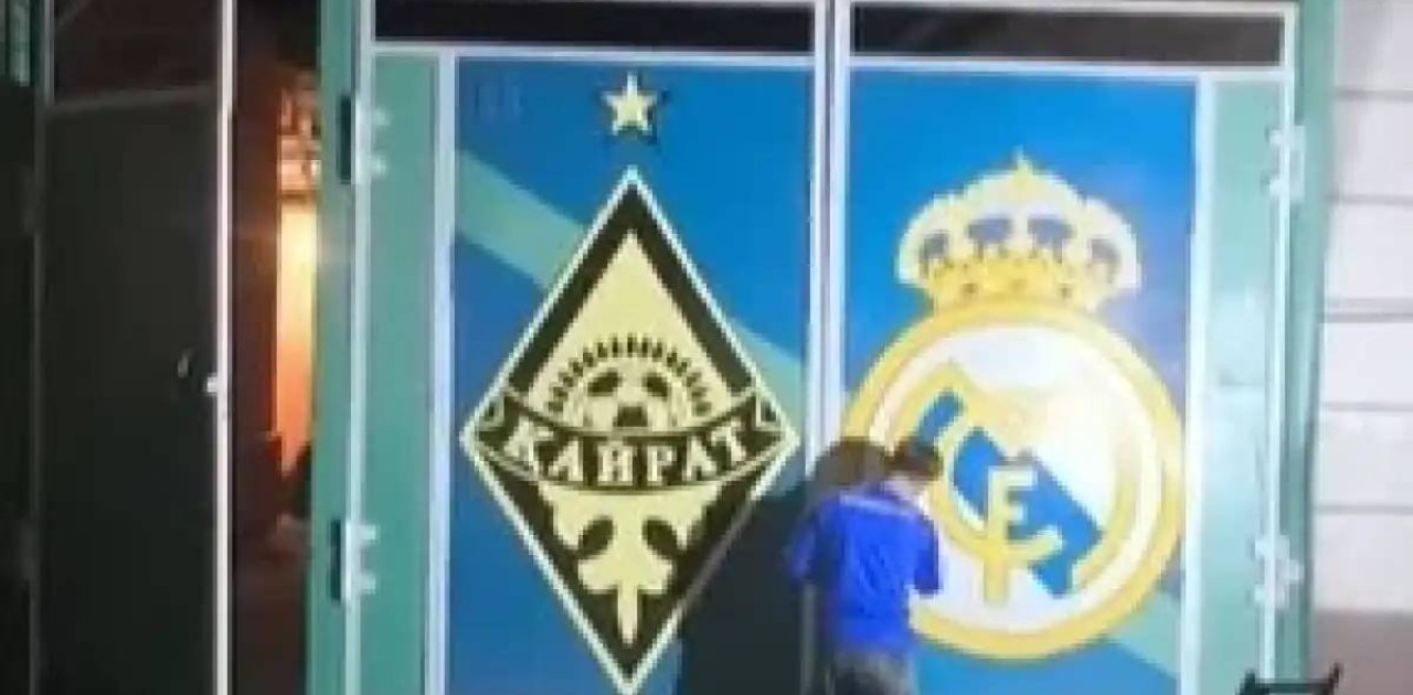 «Қайрат» – «Реал Мадрид»: футбол жанкүйері үйінің қақпасын қос команданың логотипімен безендірді