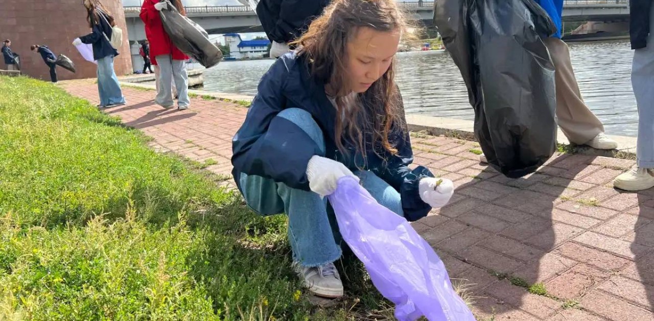 Астаналық еріктілер Есіл жағалауын қоқыстан тазартты