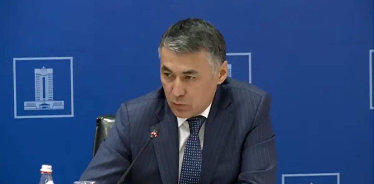 «Пластиктік ыдыстан басқа не өндіреді»: Қазмұнайгаз төрағасы жауап берді