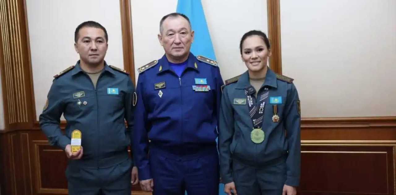 Қорғаныс министрі боксшы Алуа Балқыбекованы медальмен марапаттады