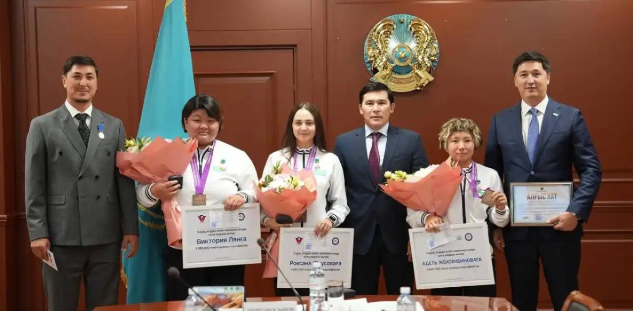 Министр садақ атудан тарихи медаль жеңіп алған спортшылармен кездесті