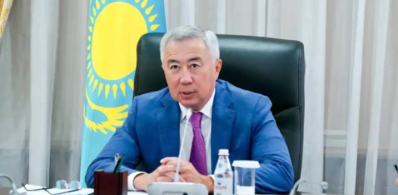 Пәтер мен қымбат көлік ойнатуды шектеу: Серік Жұманғарин блогерлерге қатысты мәлімдеме жасады