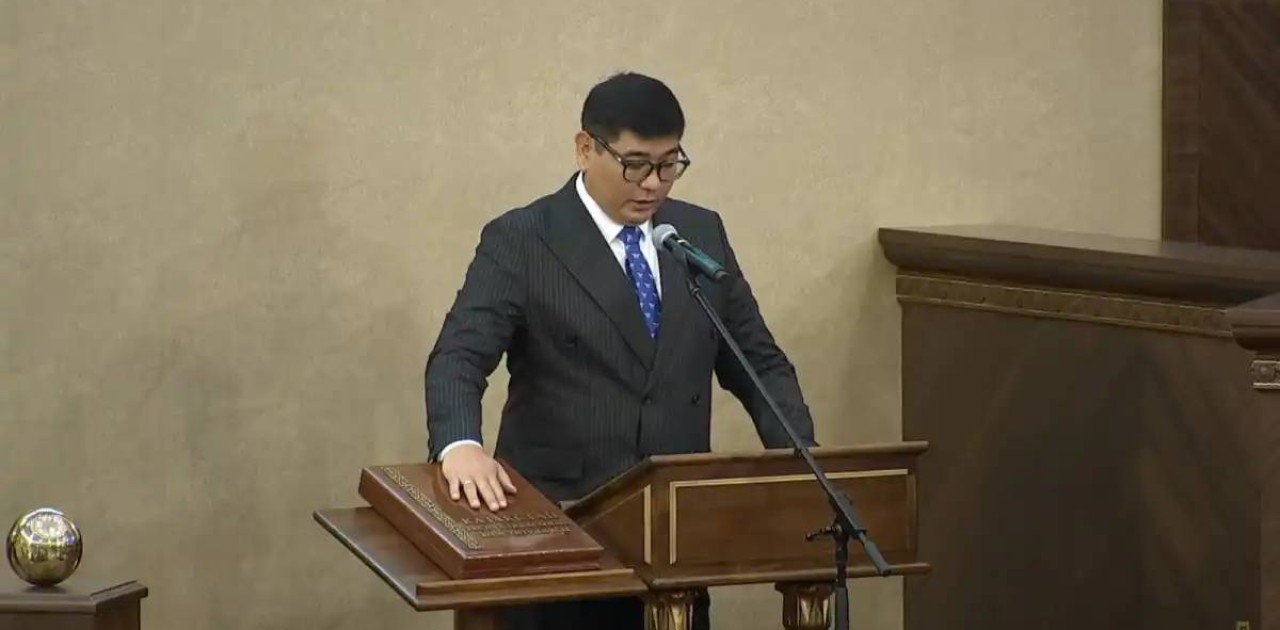 Мәжілісте жаңа депутат ант қабылдады