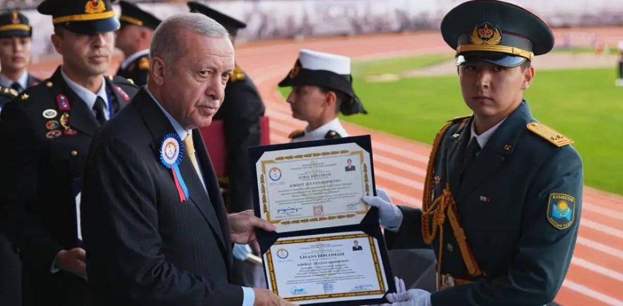 Түркия Президенті Ұлттық ұлан офицерлеріне диплом табыстады