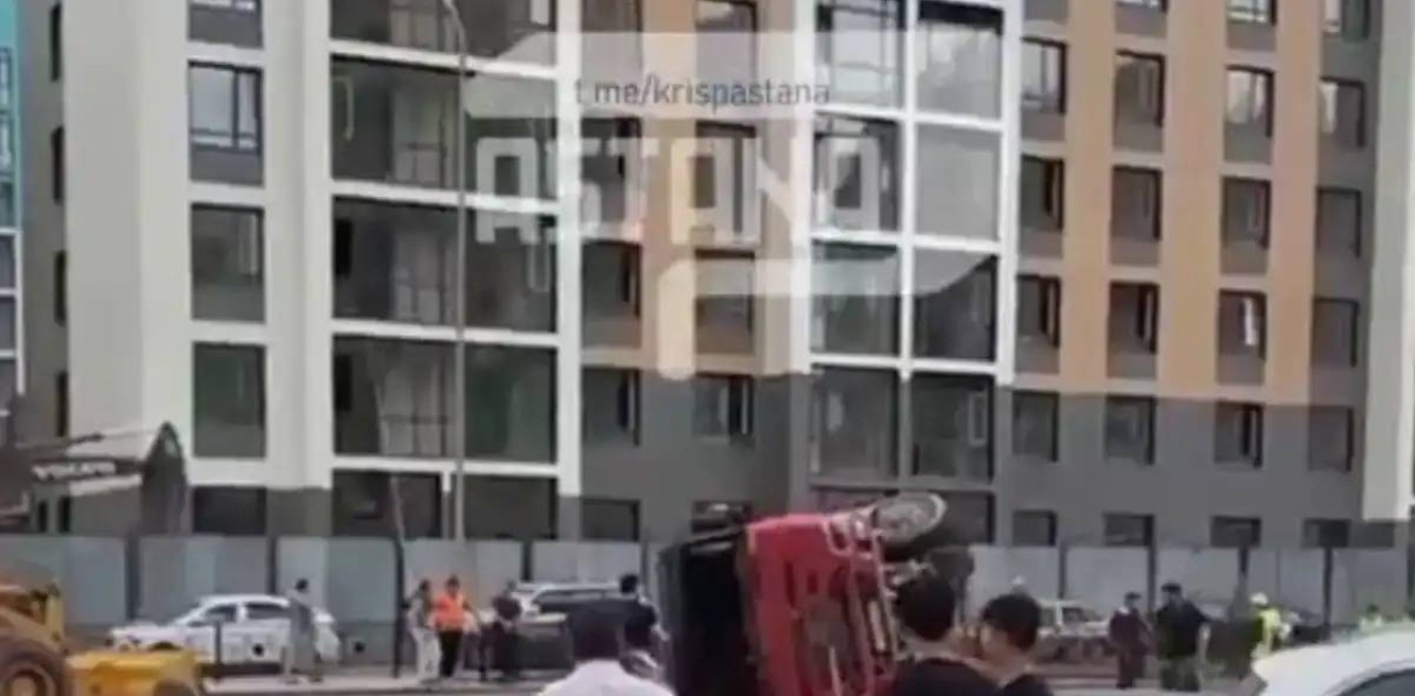 Астанада көше ортасында жүк көлігі аударылды