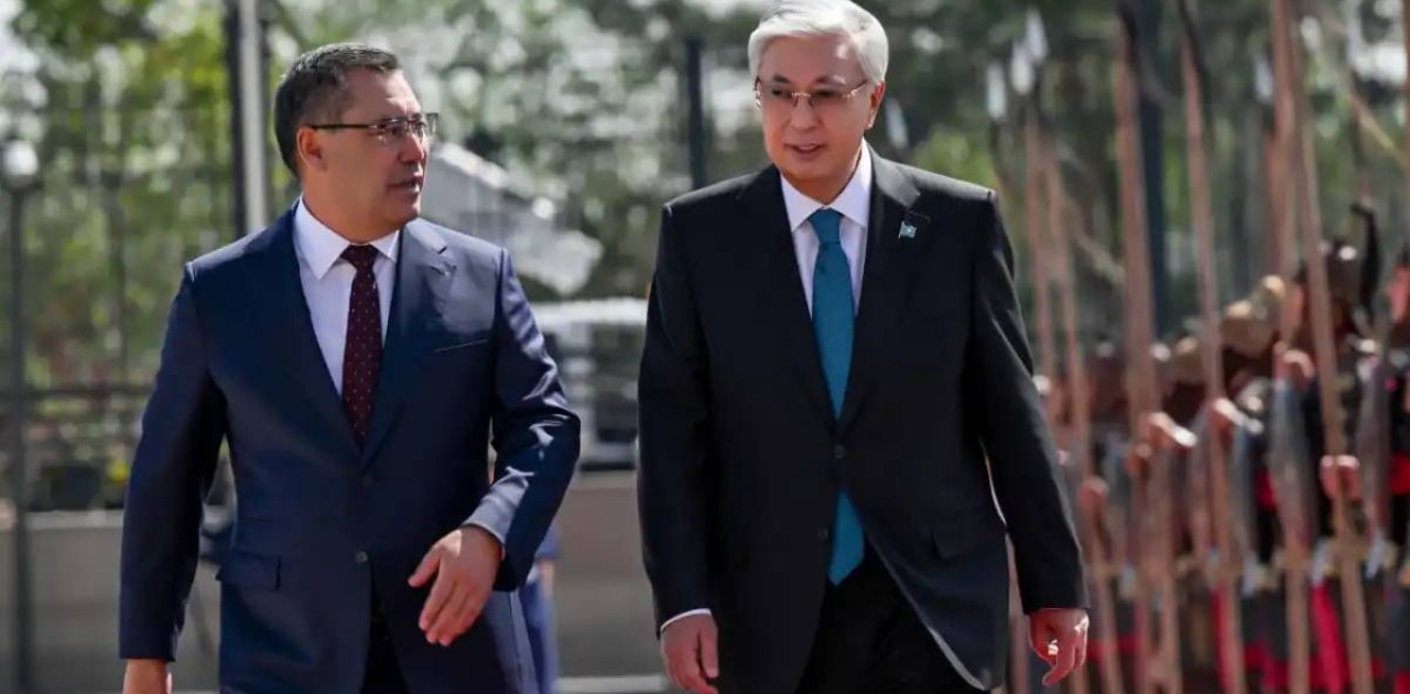 Қырғызстан Президенті өз резиденциясында Тоқаевты салтанатты түрде қарсы алды