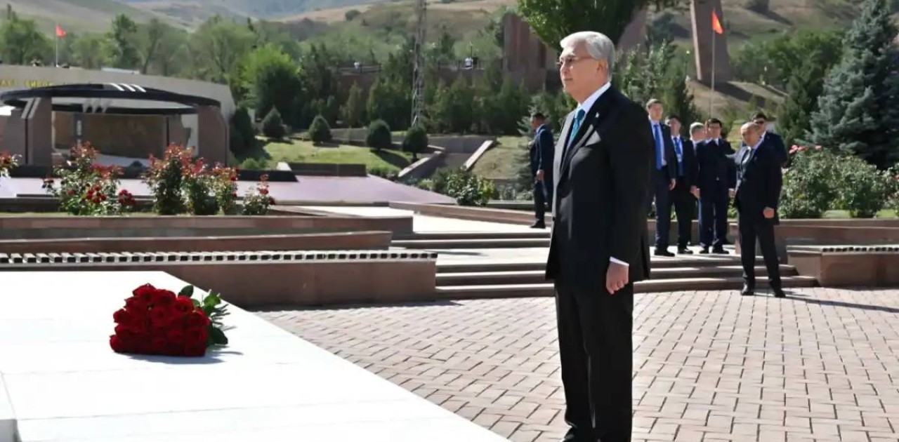 Президент қырғыз жазушысы Шыңғыс Айтматовтың бейітіне зиярат етті