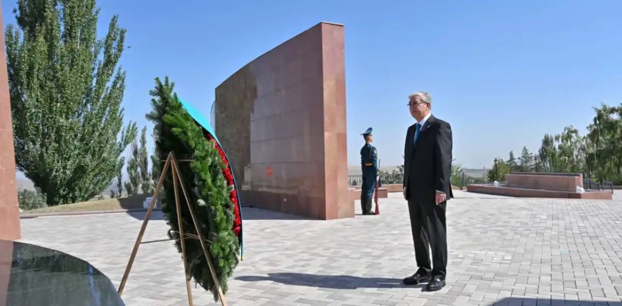 Тоқаев «Ата бейіт» ұлттық тарихи-мемориалдық кешеніне зиярат етті