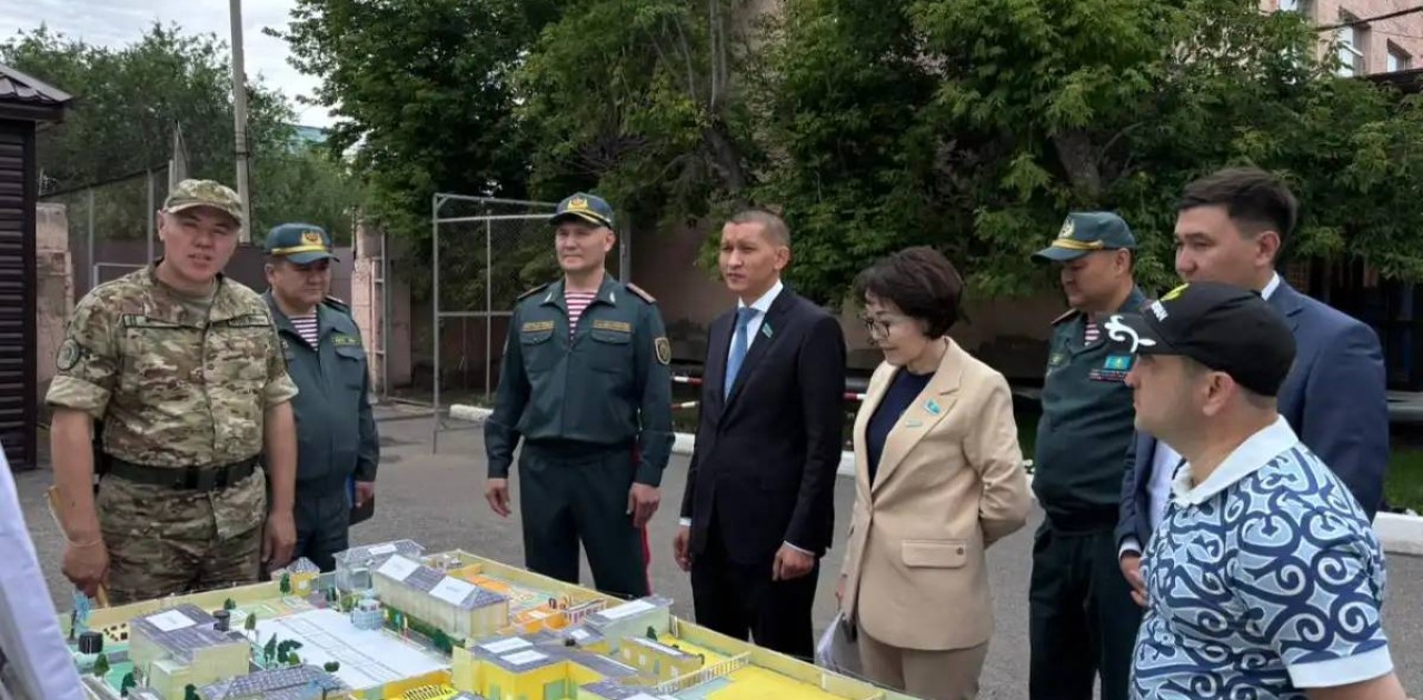 Мәжіліс депутаттары әскери қызметшілердің тұрмыс-тіршілігімен танысты