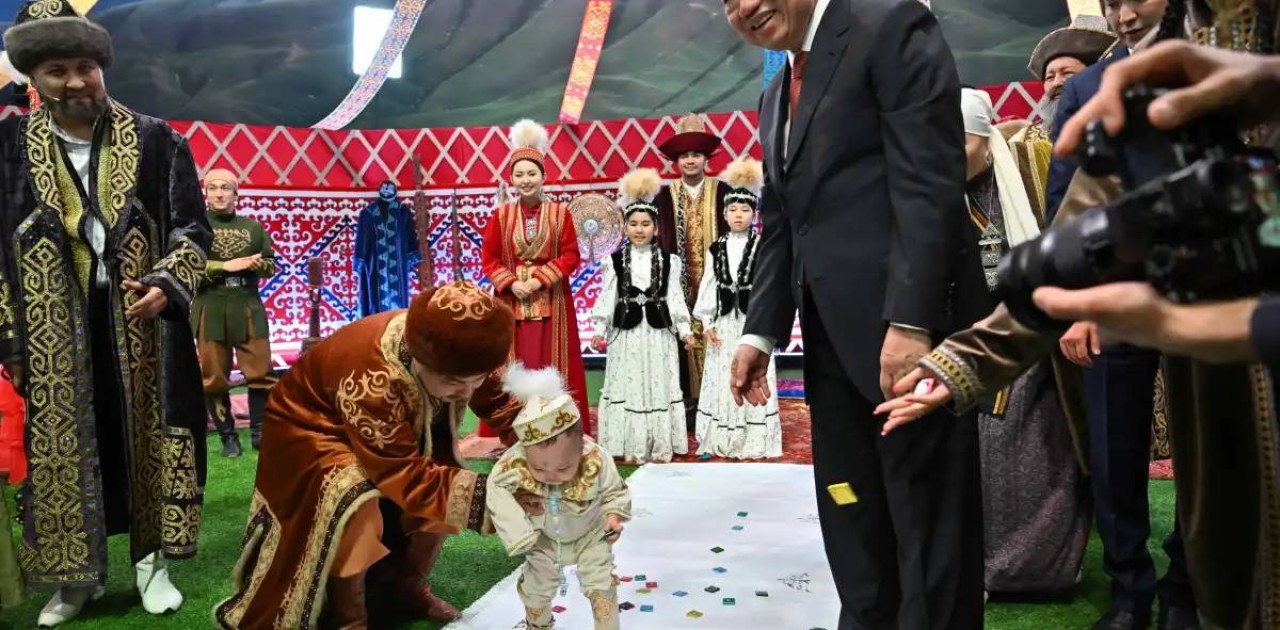 Бас хатшы То Лам қазақ баласының тұсауын кесті (ФОТО)