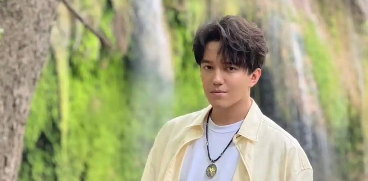 Димаш Құдайберген «Тау ішінденің» жаңа нұсқасымен желідегілерді тәнті етті