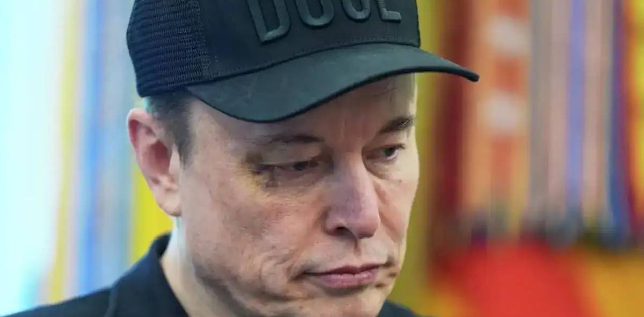 Илон Маск Ақ үйде шенеунікпен төбелесіп, көзін көгертті