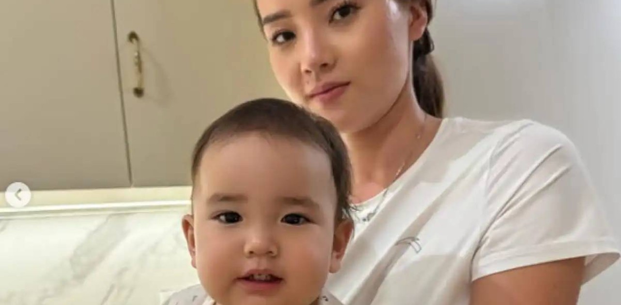 «Қыздарым»: Баян Алагөзова желіге қыздарының суретін салып, оқырманын тәнті етті