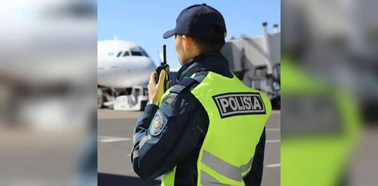 Көлік полицейлері тәртіп бұзған екі жолаушыны әуе рейсінен түсірді