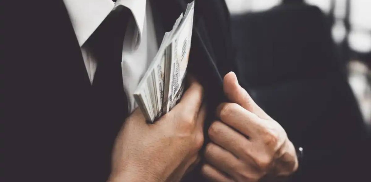 Астанада ер адам тірі ата-анасының «жаназасына» әріптестерінен ақша жинаған