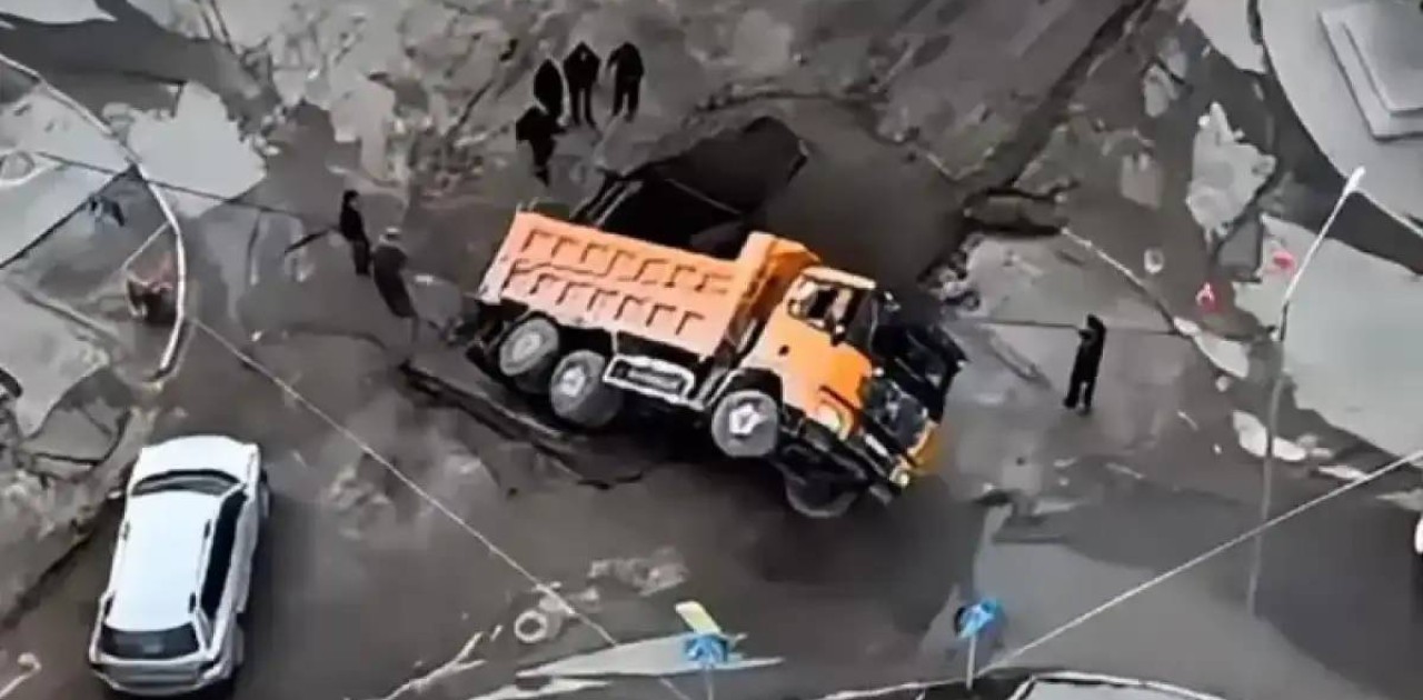 Семей орталығында жүк көлігі шұңқырға түсіп кетті