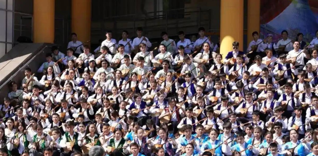 Наурыз мейрамында оқушылар бір мезгілде күй тартады