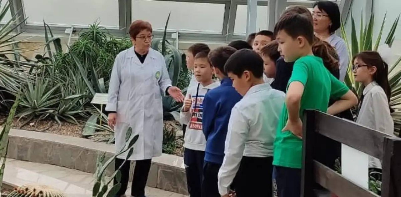 «Таза Қазақстан»: елордалық оқушылар Ботаникалық баққа экскурсия жасады