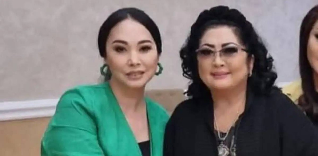 «Әлі сақтап келем»: Қарақат Әбілдина Мақпал Жүнісовадан алған сыйлығы туралы айтты