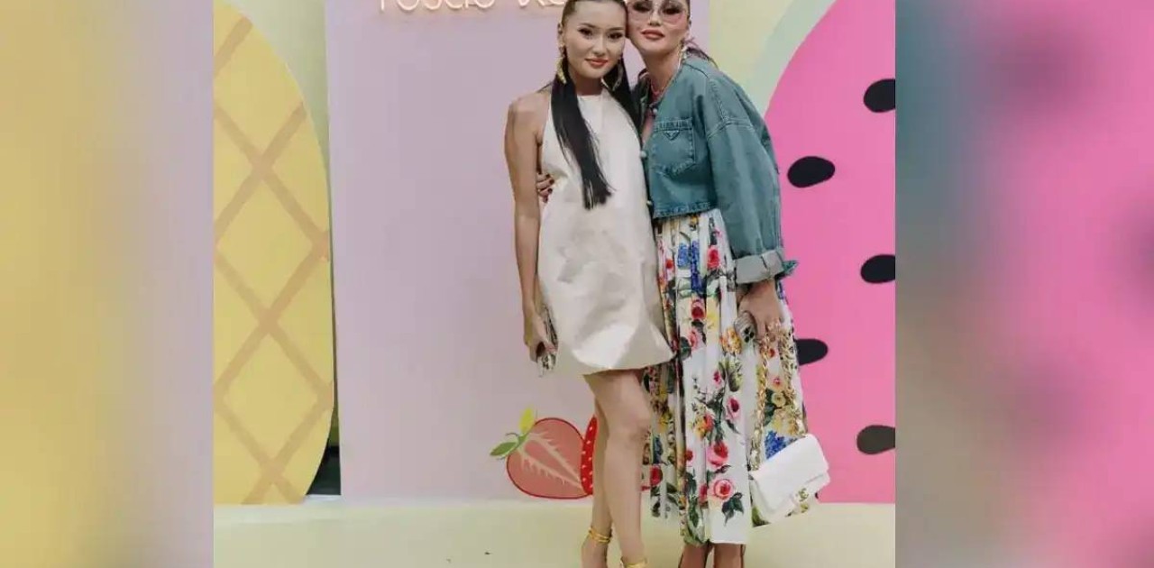 «Ақыл-есің дұрыс па, қызым?»: Айсәуле Бақытбек анасына пранк жасады