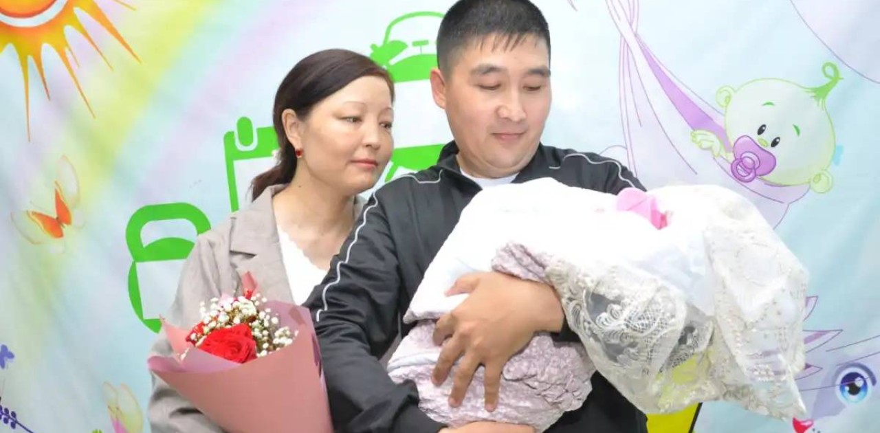 «Аңсаған сәби» бағдарламасының көмегімен дүниеге келген сәбилер мен ата-аналары бас қосты