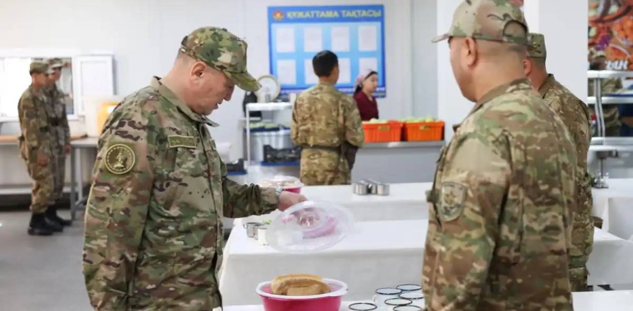 Қорғаныс министрі мерзімді әскери қызметшілердің тамақтануын тосыннан тексерді
