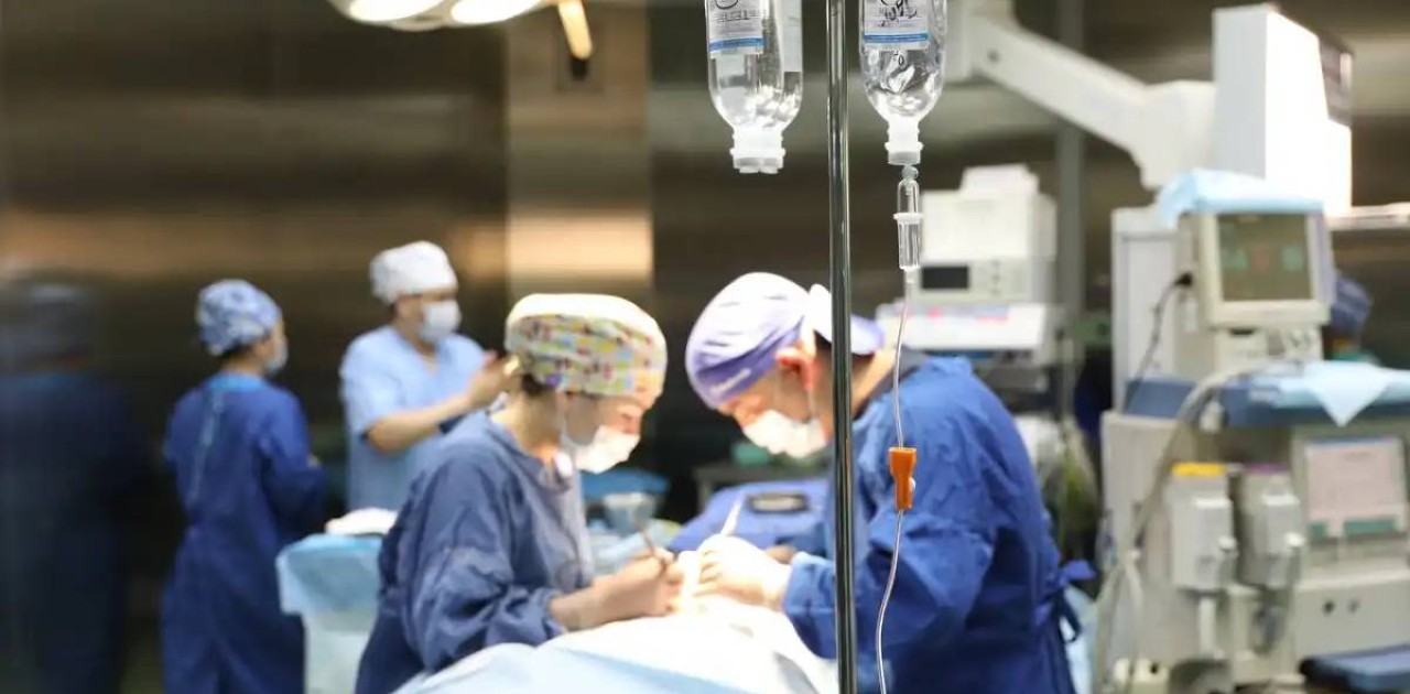 Астанада нейрохирургтар үш айлық сәбидің миынан үлкен ісікті алып тастады