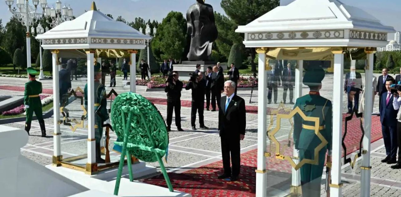 Тоқаев Түрікменстанның Тәуелсіздік монументіне гүл шоғын қойды