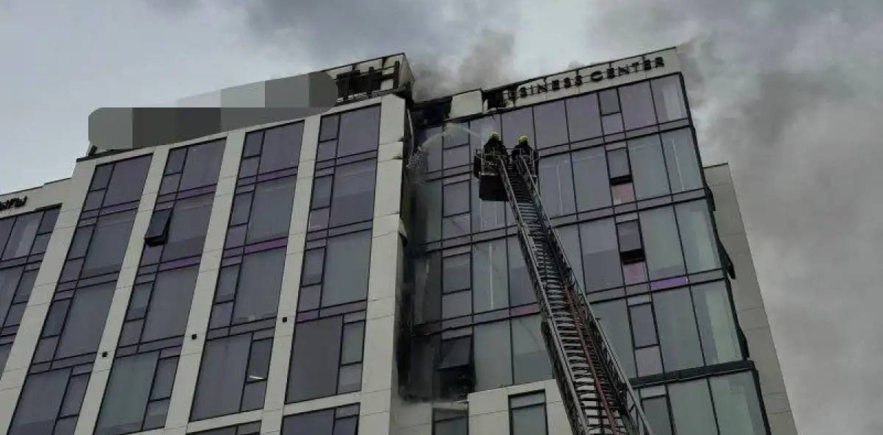 Астанадағы бизнес-орталықтардың бірінен өрт шықты (ВИДЕО)