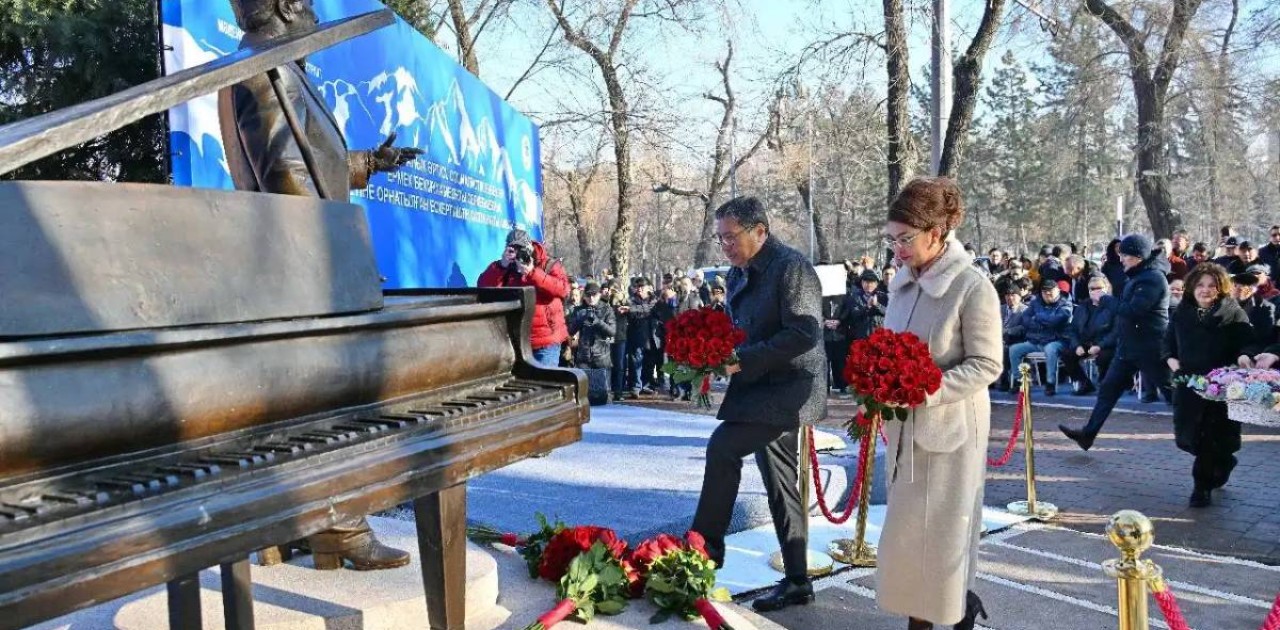 Алматыда Ермек Серкебаевқа арналған  ескерткіш ашылды