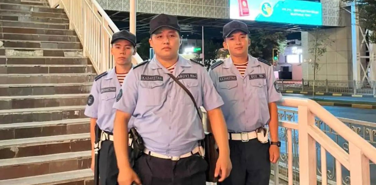 Ұландық сарбаздар жоғалған телефонды иесіне қайтарды