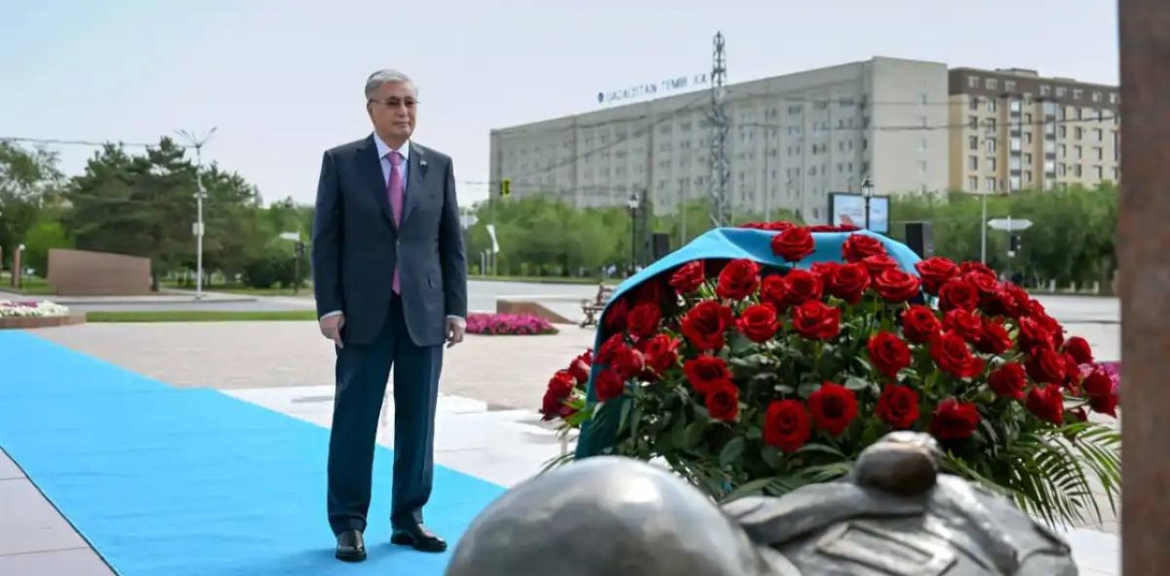 Президент Әлия Молдағұлованың мемориалдық ескерткіш кешеніне гүл шоғын қойды