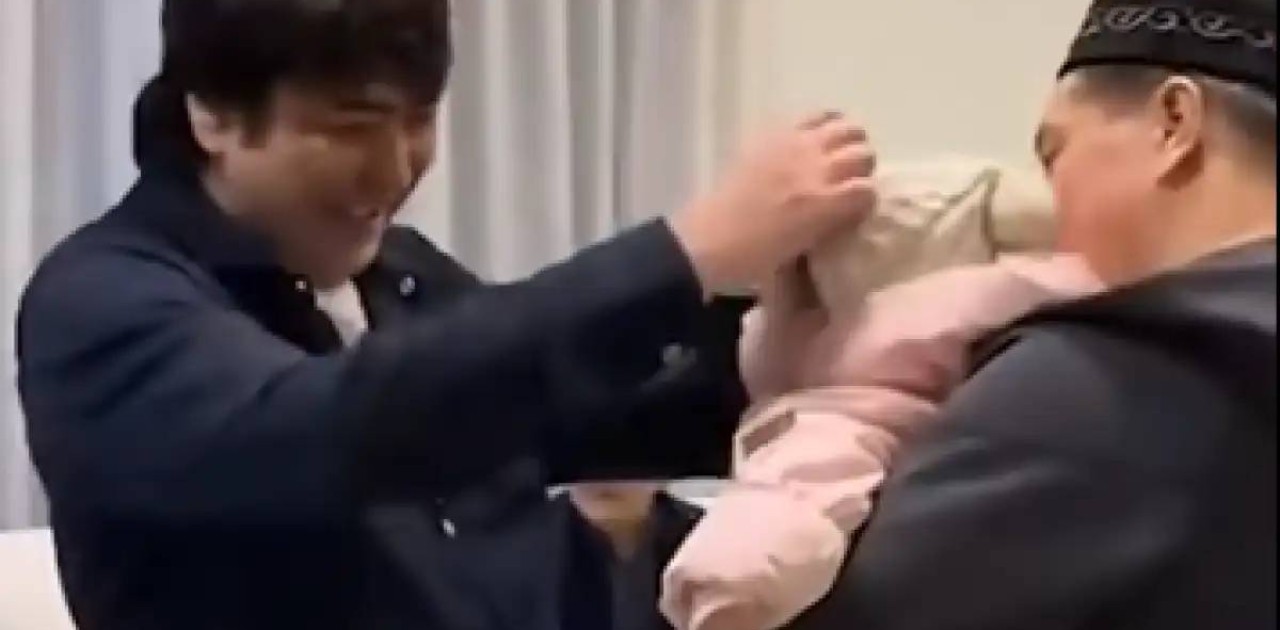 «Мейрамбекке ұқсайды»: әншінің кенже қызы елді сүйсінтті