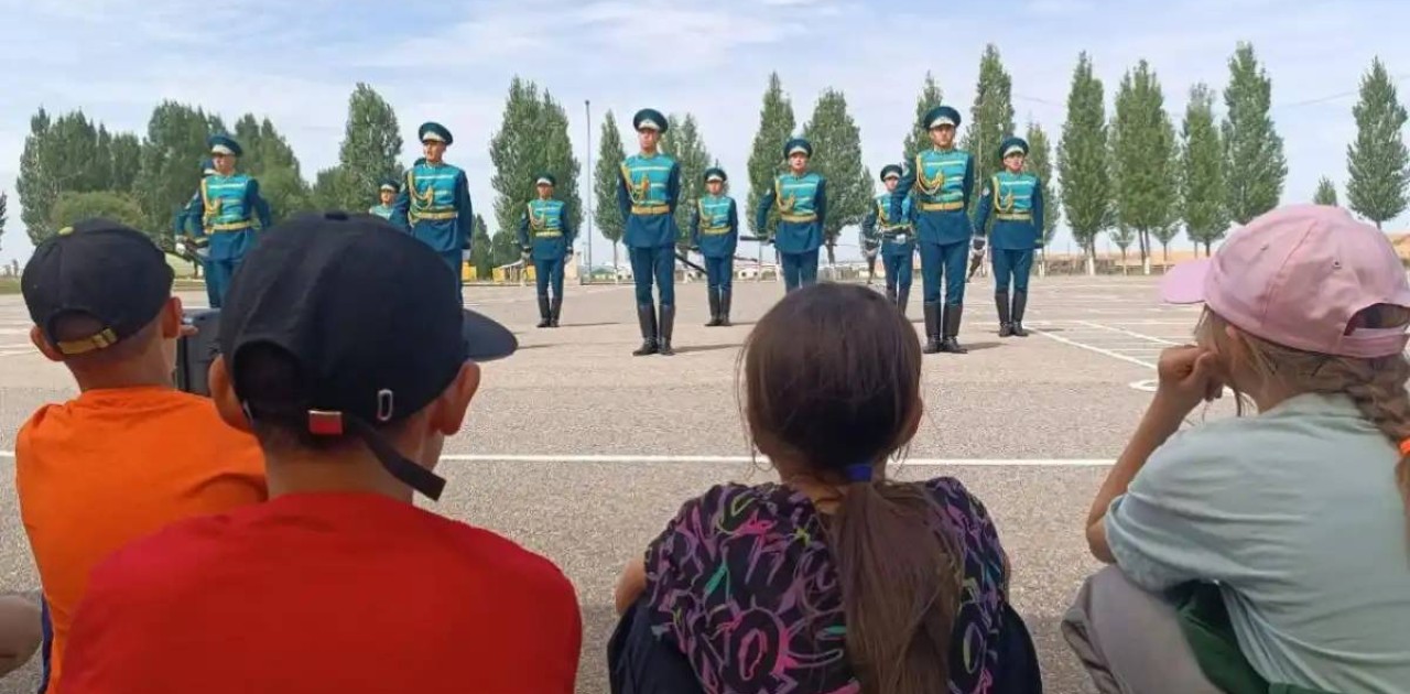 Дағдарыс орталығының тәрбиеленушілері әскери бөлімге саяхаттады