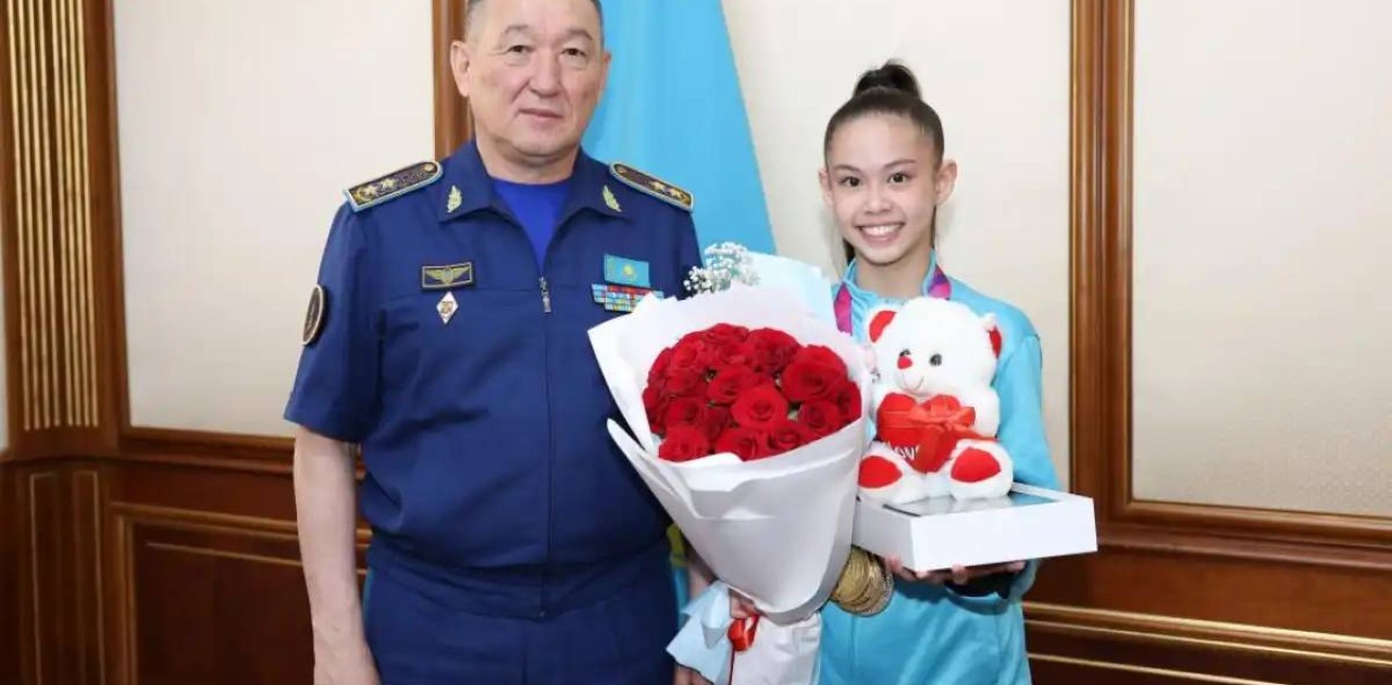 Қорғаныс министрі офицердің қызын спорттық гимнастикадағы тарихи жеңісімен құттықтады