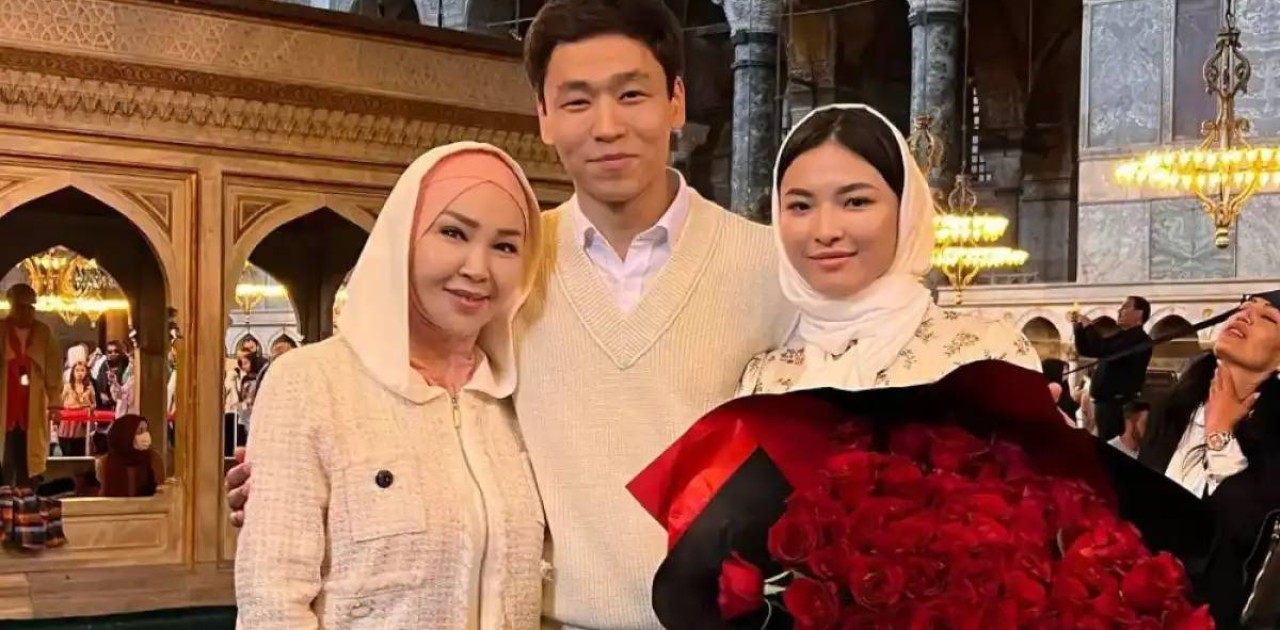 «Алла сауаптан жазсын»: Айнұр Тұрсынбаеваның ұлы мен қызы ауызашар берді