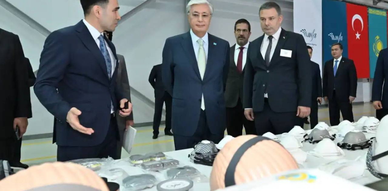 Президент респиратор мен газтұтқы шығаратын зауытқа барды