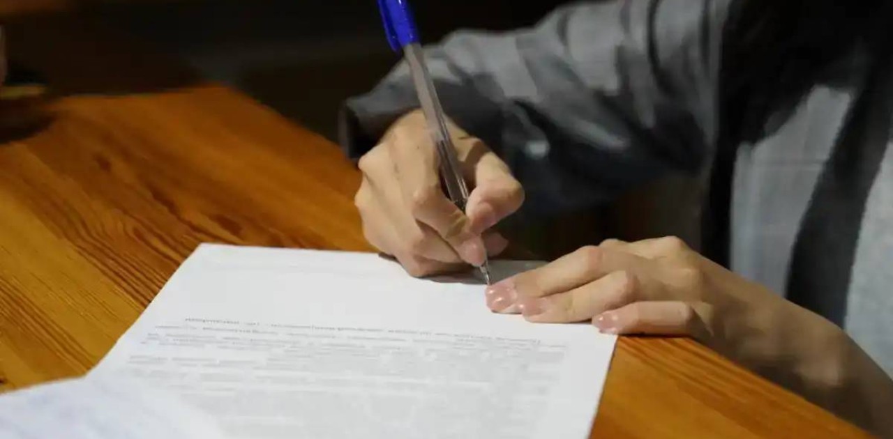 Борышкердің елден шығуына көмектескен сот орындаушысына қатысты тергеу басталды