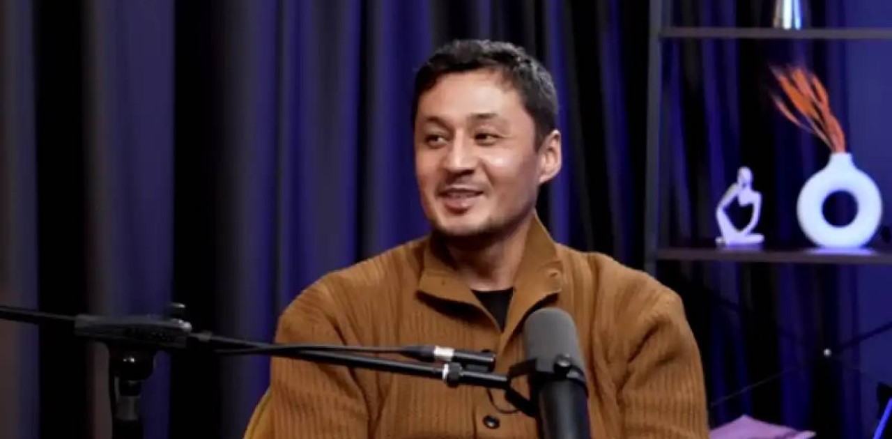 «Ыдысты ысқырып жүріп жуа беремін»: Актер үй жұмысын істеуден ұялмайтынын айтты