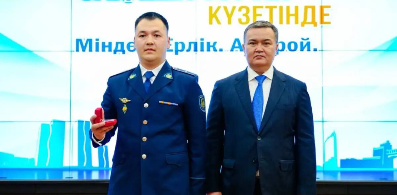 Астана әкімі полицейлерге пәтер кілтін табыстады